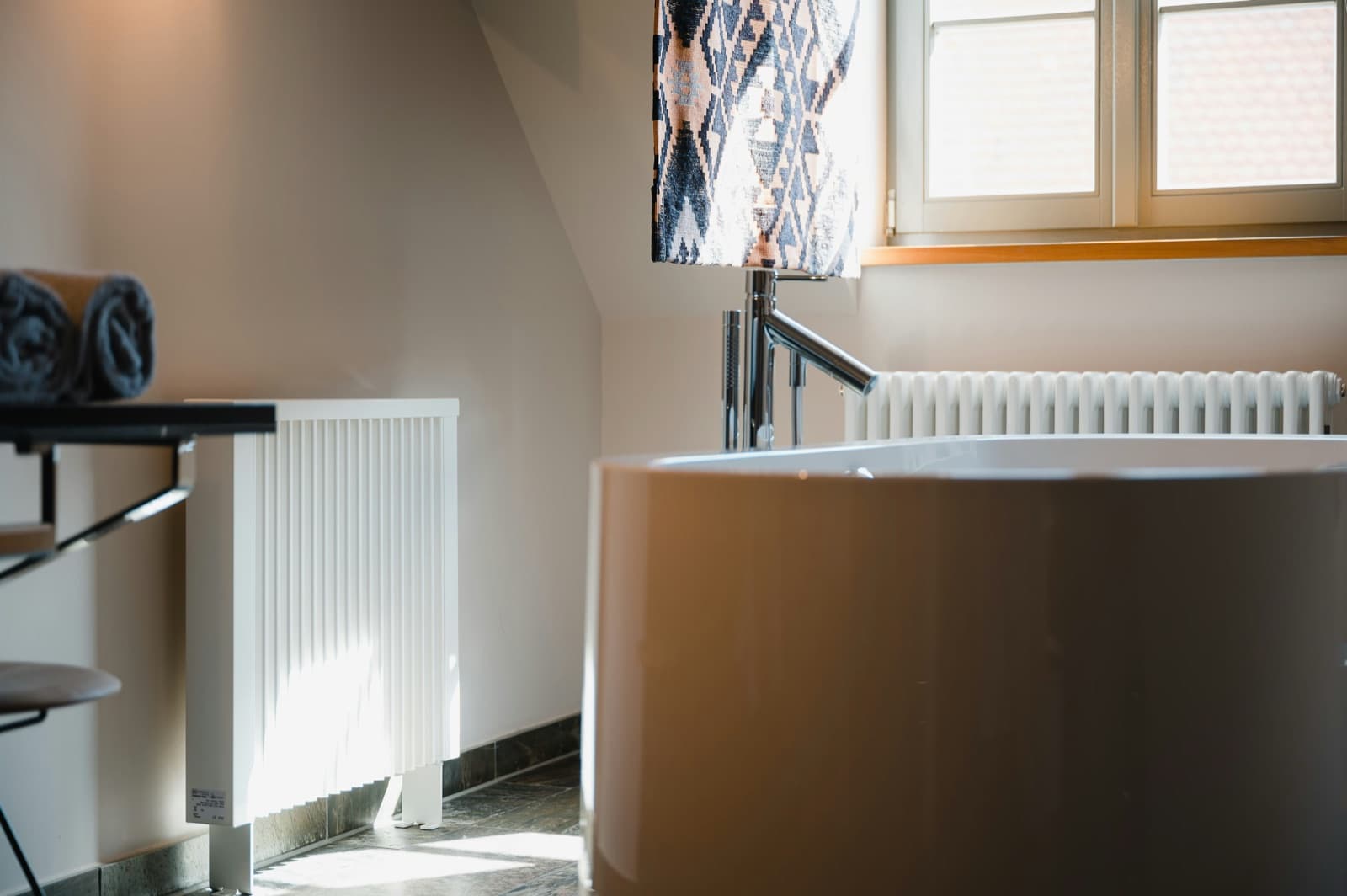 A radiator and heating installation in a finished room